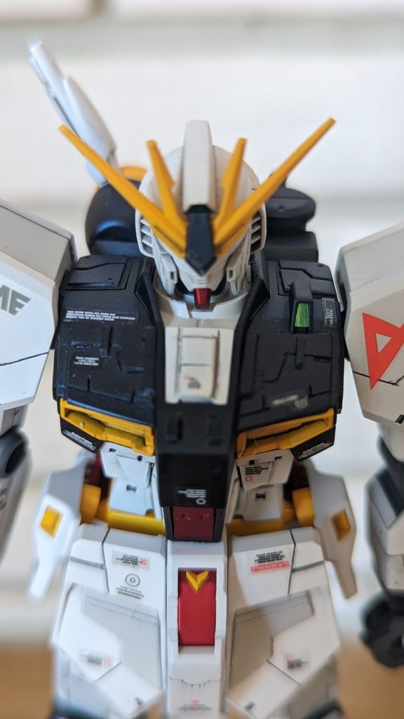 遠目で見ると良いのですが、近くで見るとアラだらけです。EGはスジボリや塗装の練習に最高でした。動画で勉強した事を全て盛り込みたかったのですが、盆休みの間に塗装を完了したかったので、何項目か盛り込めませんでした。スジボリ、マイナスモールド、プラ板ディテールアップ、肉抜きのパテ埋め、エアブラシ塗装、キャンディ塗装を今回動画を見ながら初チャレンジしてみました。失敗だらけですが、新たなガンプラの楽しみ方が増えました。