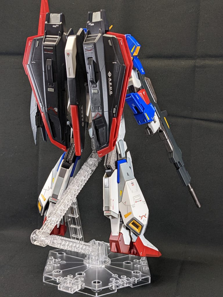 おっかないので変形はさせませんw白3色、青3色、赤2色使用してます。デカールは付属のドライデカールとハイキューパーツさん他市販のものを。テトロンシールは未使用。