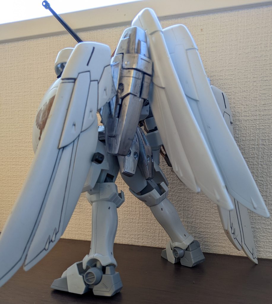 背面はこんな感じ。翼は旧１／１００ゼロカスの副翼を２組使用。バーニアもですが、小説では光り輝く機体とあったので、トールギス３の青い部分はすべてシルバーまたはゴールドに変更しました。