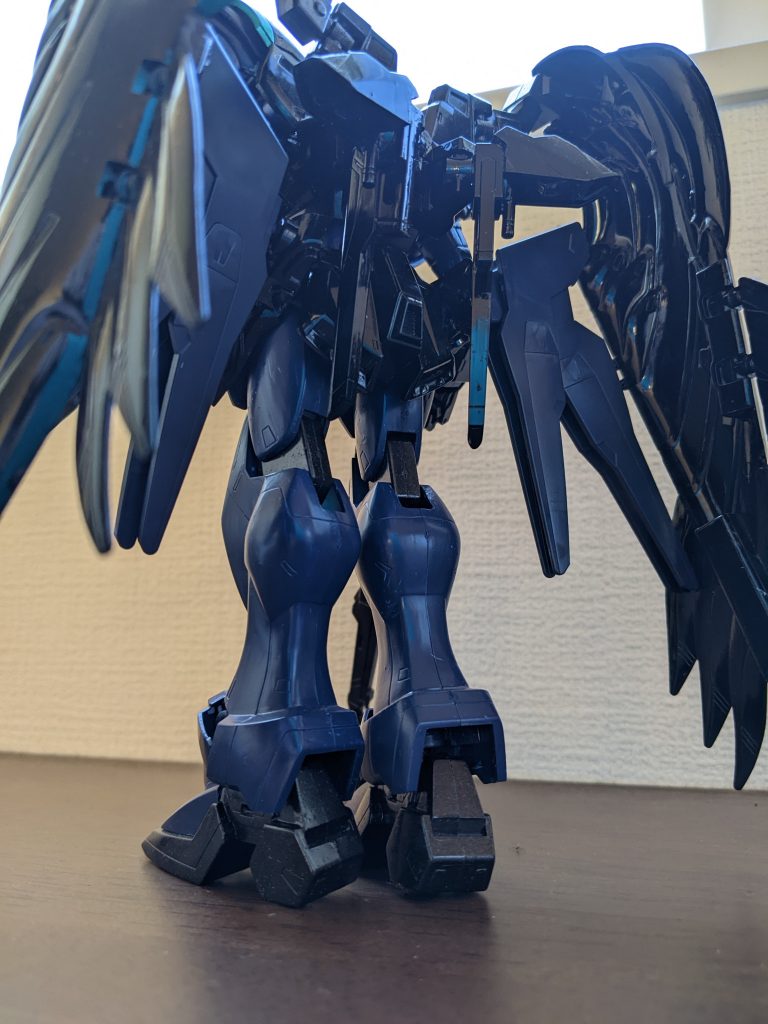 バックショット。背中の副翼はないような設定でしたが、バーニア推進で飛ぶような描写があったので、副翼部分に１／１４４ストフリの腰サイドアーマーに肩アーマーをかぶせて、バーニアっぽくしたものを装着。蝙蝠っぽい腰から生えた副翼も、１／１４４ストフリの羽根を、バックパックパーツそのまま両腰サイドアーマーに接着。バーニアも翼も、無加工でぴったりはまる親切設計でした(笑)