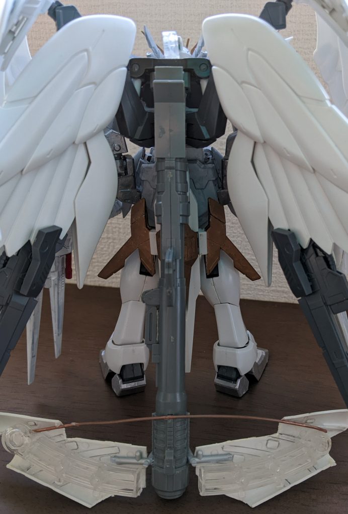 背面から。セラフィムユニットはゼロのリアスカートのサイドに、旧ゼロカスの主翼接続部分を直接接続。これがまたちょうどいい大きさでした。ジーベンツバーク本体はどうするか悩みました…。文中では弓矢、でも挿絵を見るとバズーカ…。どうするか思い悩んだ末、ユニコーンのバズーカにランナー、アクションベースの軸、セラフィムユニットを作ったとき不要になった羽根の部分を使用して、クロスボウっぽいバズーカとして作成しました。バズーカのお尻部分に旧1/100デスヘルのクローク接続部が1つだけあったのでそれを取り付け、副翼のビームサーベルの柄に差し込んで固定してあります。ハリボテなのはご容赦ください(笑)