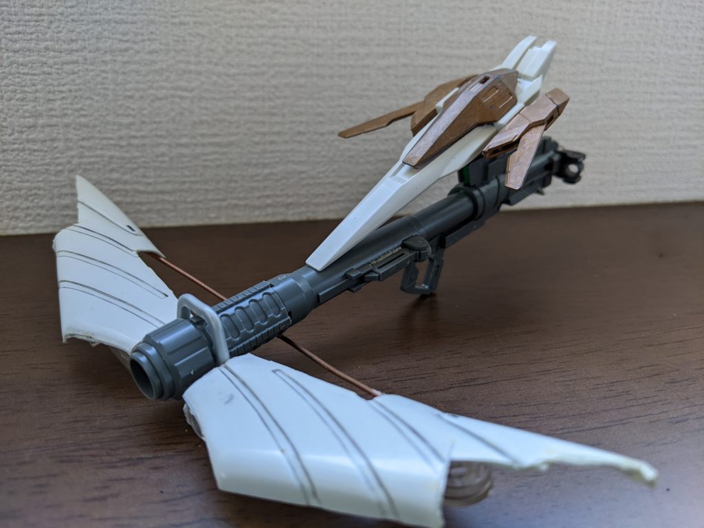 ジーベンツバーク単品だとこんな感じ。後方に接続部を設置してあるので、本編で出てくる「矢をつがえる」場面をこのような感じで再現してみました。ちなみにこれが最後に使用した金(ゴルド)のイメージです。完成してからは塗装はげや関節などが気になってきたのでアクションはちょっと…と思うので、作成中にぶんどどして楽しんでた画像を下記に挙げていきたいと思います。