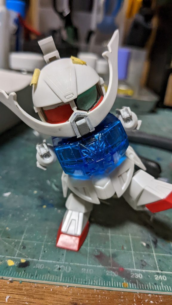 髭のディティールアップ!髭のメッキを剥がしてダクトを制作、唇部分はプラ板に3ミリ穴を開けてランナーを接着した後、ダクトの形状に合わせてカットして削りました。この時点で肩と腕の付け根、下半身、足の付け根にCSフレームに、腰は干渉部分を削るだけで組み込めました。