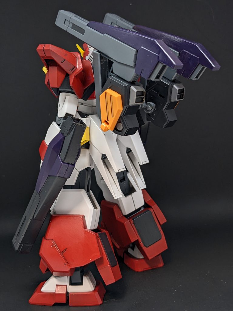 珍しくバックショット2つ目ヘビーアームズの肩をそのまま流用。スラスターかなんかの取り付け位置は変えました。ミサイル発射口は真横を向いており、蓋が開けば側面への迎撃も可能です。ホーミング性能を活かせば、フルオープンアタックで前面への攻撃もできる知らんけど