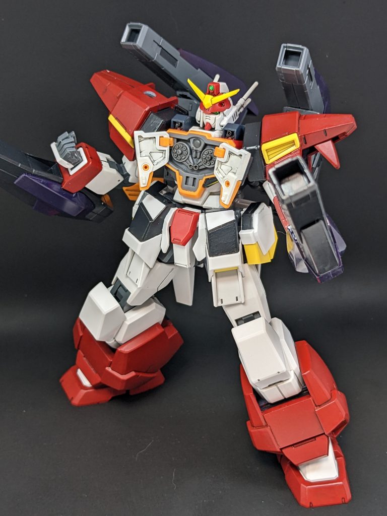 フルオープン！ビームガトリングのことは忘れても胸部ガトリングのことは忘れないでください！ヘビーアームズって胸部ガトリングのせい？でボディの厚みが他のガンダムに比べても控えめのように見えるので、胸部装甲でボリュームアップがしたかったんですが、なかなかいいデザインに出会えず。このへんは次への宿題としました。陸戦カスタムかどうかはさておき。