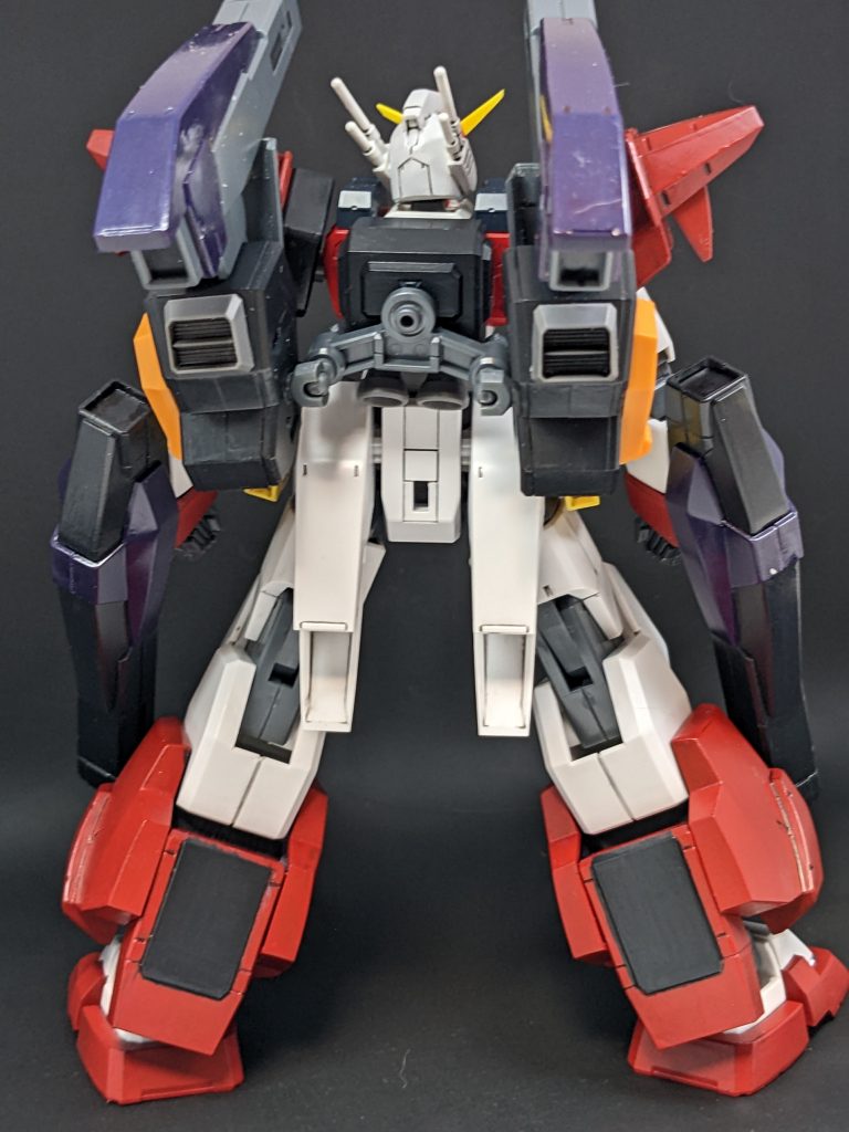 ばっっっっっくバックパックのオリジナル要素ことキャノンユニットはボールジョイントでつなげ、上下どころか左右にも振れるように。おそらく下半身の重量のせいでアクロバティックなくるくるはできなくなったでしょうけど、ホバー移動ができるということは地表をまるで氷上のようにくるくるできるんじゃなかろうかと妄想しております。　トロワならできる知らんけど