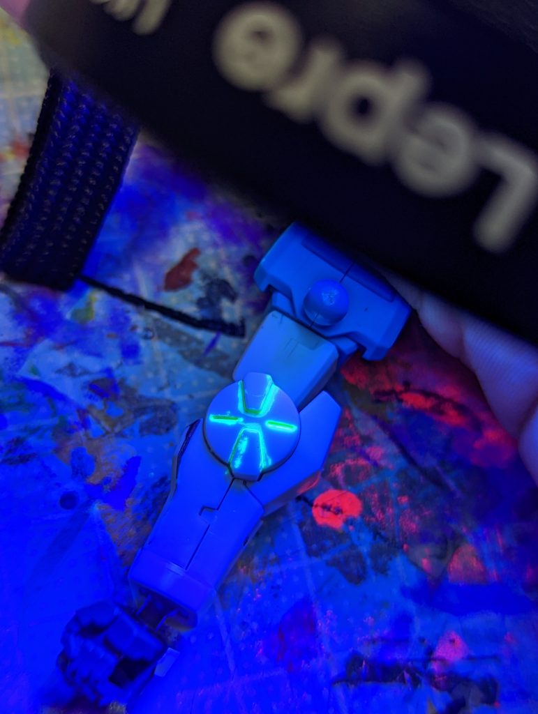 スミ入れしただけだと、けっこうはみ出てます。