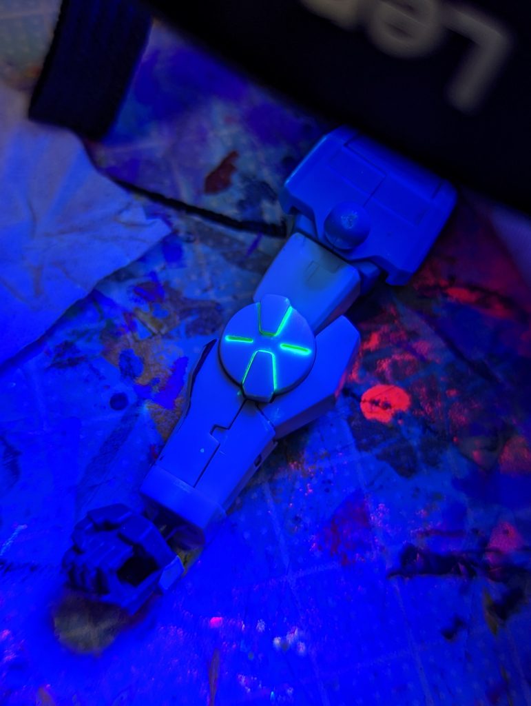 ふきとったところ。アクリジョンは乾く前なら水で濡らした綿棒で簡単に拭えるのがいいですね