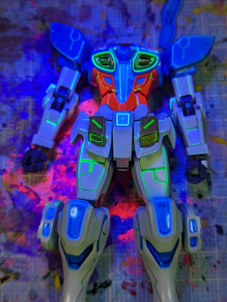 ちゃんと塗れてるか、はみでてないかブラックライトで照らしながら塗り進めていきました