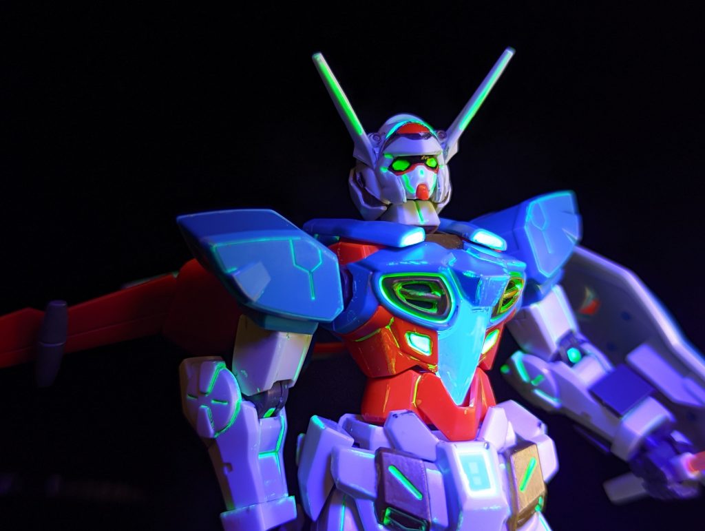 スミ入れ以外にもカメラアイの部分などに蛍光アクリジョンを塗っています