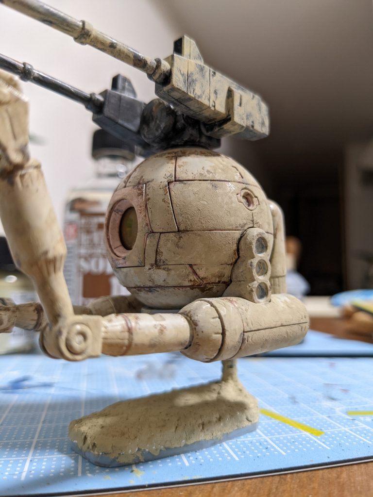 機体半分が土に埋もれていたように見せたかったので、ウェザリングペーストを使いましたが塗りすぎました笑　でも楽しかったです。 