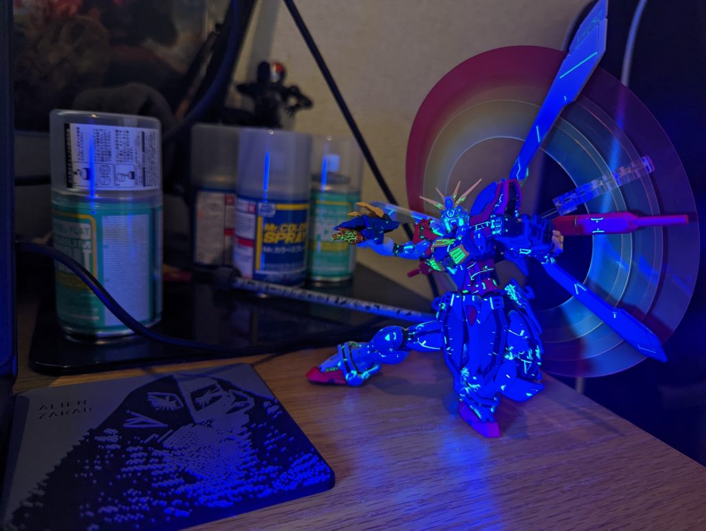 明かりを落としてブラックライトで。