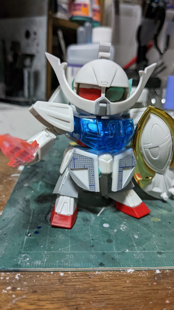 武器を持たせてポージングと干渉チェック。両足が左右に開いたことで干渉したので外側の角を少し落としました。ここで欲が出てしまい、稼働を追加することに・・・。