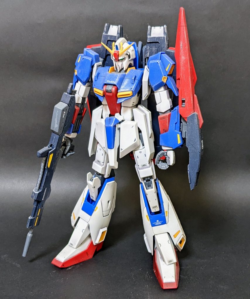 可動域の制約と自立しにくさから、ほぼ直立ポーズがやっとこ。