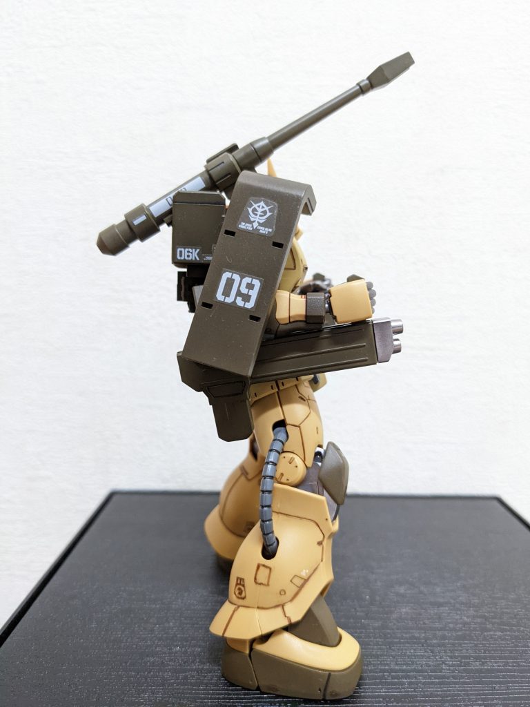 右側面まんまデザートザクカラーってワケでもなく、シールドはブラウングリーンにして、ZZのディザートザクにも寄せました。キャノン砲は毎回ガンメタでも芸が無さ過ぎ😅だし、今回は「ザクが背中に戦車(というか砲塔)をそのまま背負ってる!」感じにしたかったので、ランドセルと同色に。