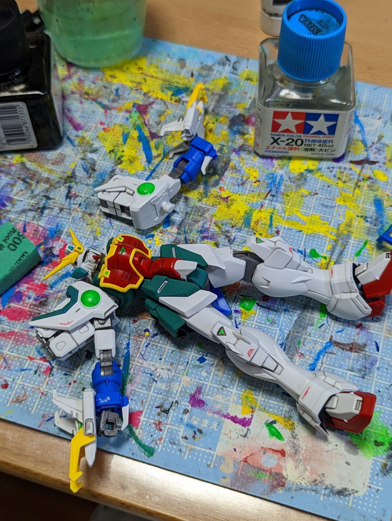 すでに作っていたもう1機からドラゴンハングを移植しているところ