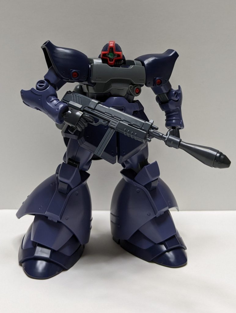 今回も残党が似合う(失礼)ザクⅡF2とリックドムⅡにモデルになってもらいました。ちなみに「MMP-80」の前期型・後期型の両方に装着できます。