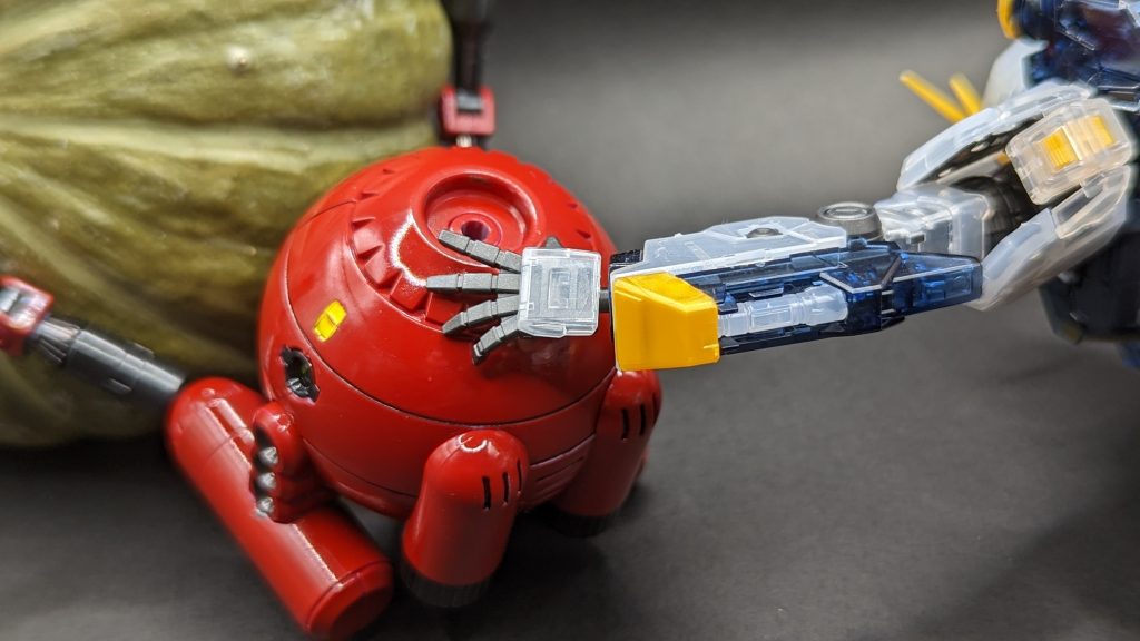 グワシッ（手頃なアクシズがなかったので、カボチャで代用）