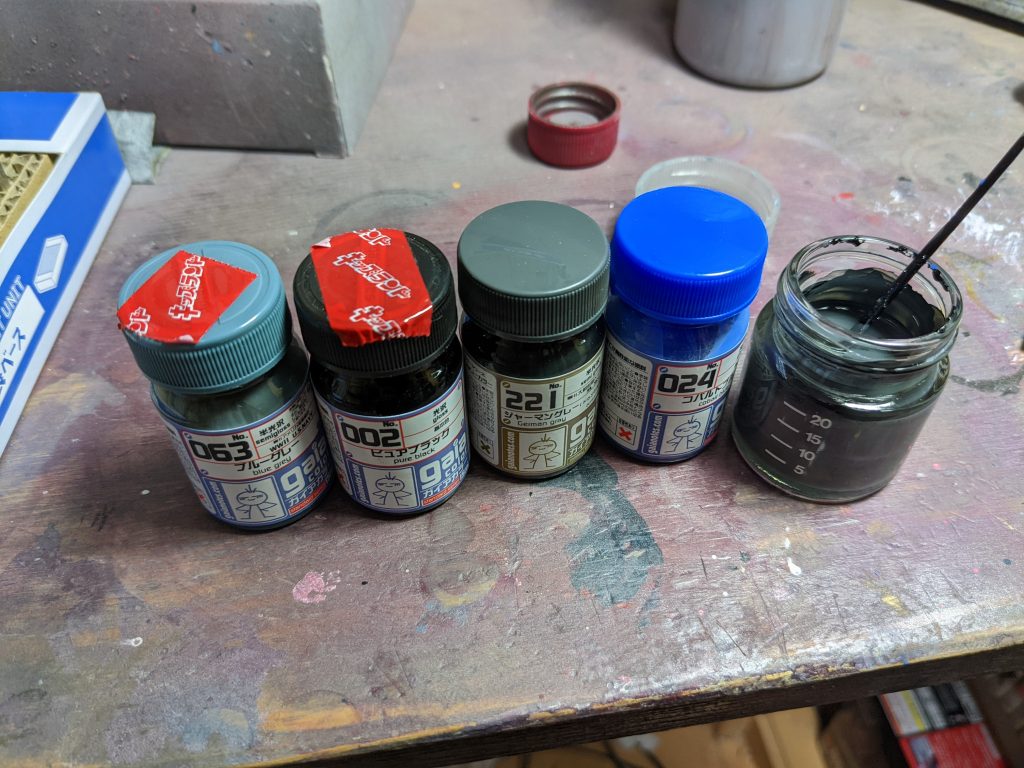 色の調合リストです※バーニア部以外全てガイアノーツ製ですホワイト部：ホワイト＋ブルーグレーブルー部：ブルーグレー＋ピュアブラック＋ジャーマングレー＋コバルトブルーレッド部：ブライトレッド＋ピュアブラックイエロー部：橙黄色＋マンダリンオレンジ＋ピュアホワイトオレンジ部：マンダリンオレンジ＋橙黄色＋ピュアブラックグレー部：ミディアムブルー＋ミッドナイトブルー＋ピュアブラック