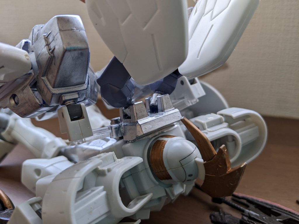 上から見た図。ゼロカスのバックパックを上下逆に、トールギスの背中に接着。で、ゼロカスバックパックの主翼接続部分が破損して穴が開いていたので、逆にそこを利用してアクションベースのパーツを接着し、スーパーバーニアを接続しました。おかげで肩とバーニアが干渉しなくなっていい感じです。