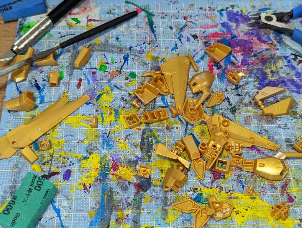 塗装したかったので、まず全体にヤスリをかけました