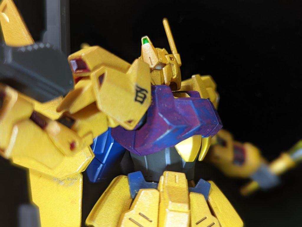 上半身はパープルのアクリルガッシュで塗ったあとヤスリを粗くかけて剥がし塗装っぽくしています