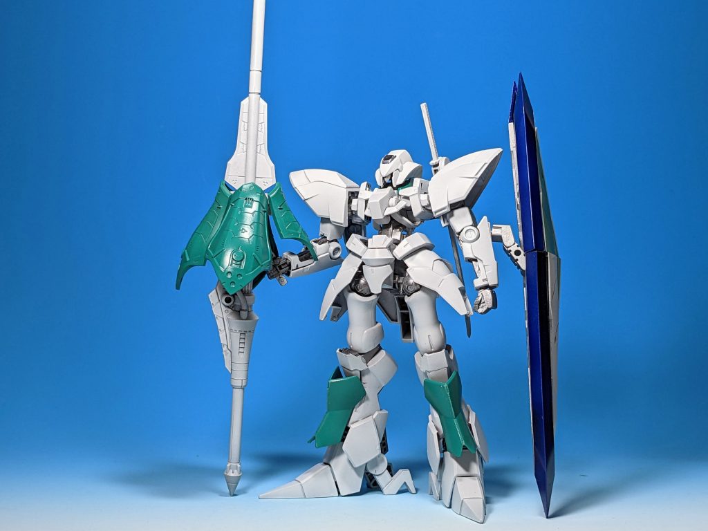 グレイズジュノーン後期型ランドブースターを外し、大型ランスとベイルに交換、各部装甲も変えています。実はこっちを最初に作って、後に初期型を作るという時系列が滅茶苦茶な状態です。スパイドは背中に装備できるようにしています。以下写真