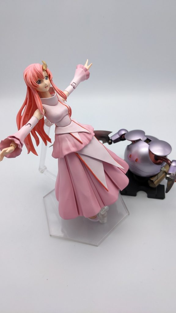 「ハロプラと一緒にディスプレイしよう!」と説明書に書いてあったので、うちのハロさんとディスプレイしました。