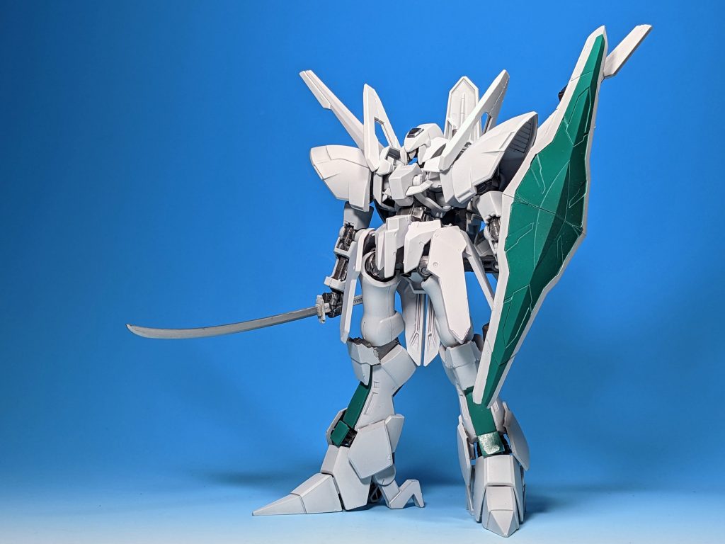 グレイズジュノーン初期型ランドブースターを装備したタイプです。ぶっちゃけエルガイム。背中は主にアームアームズで、スタビらしきものはフォースシルエットの一部です。ベイル(シールド)の裏にスパイド(剣)のホルダーも付けてます。パワーランチャーはエンゲージsr3風です。以下写真