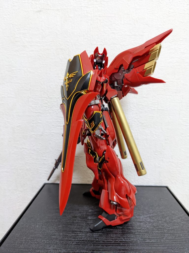 左側面シールドや袖のメッキ、カッコ良すぎ!!赤のパーツはグロスインジェクションのワリにゲートがゴツく、アンダーゲートも少なかったので、キズが残らないようにするのに結構気を遣いました💦