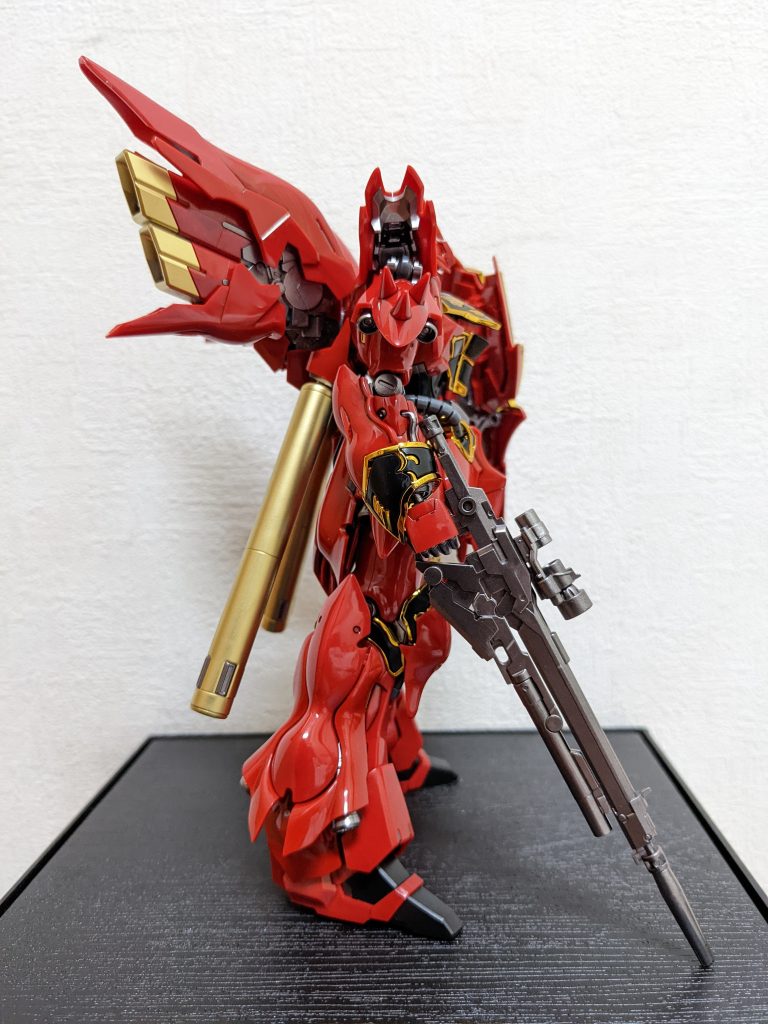 右側面塗装は、関節、バーニア、武器にいつものベビーガンメタ、成形色が黄色と白の箇所をゴールドに変更、カメラをメタリックライトグリーンで塗っただけ。グロスインジェクションの特性を最大限に活かしたかったので、リアリスティックデカールは一枚も貼らず。もちろんクリアも吹いてません。プロペラントタンクまで金なのは、どんだけ〜☝️って感じですな😅