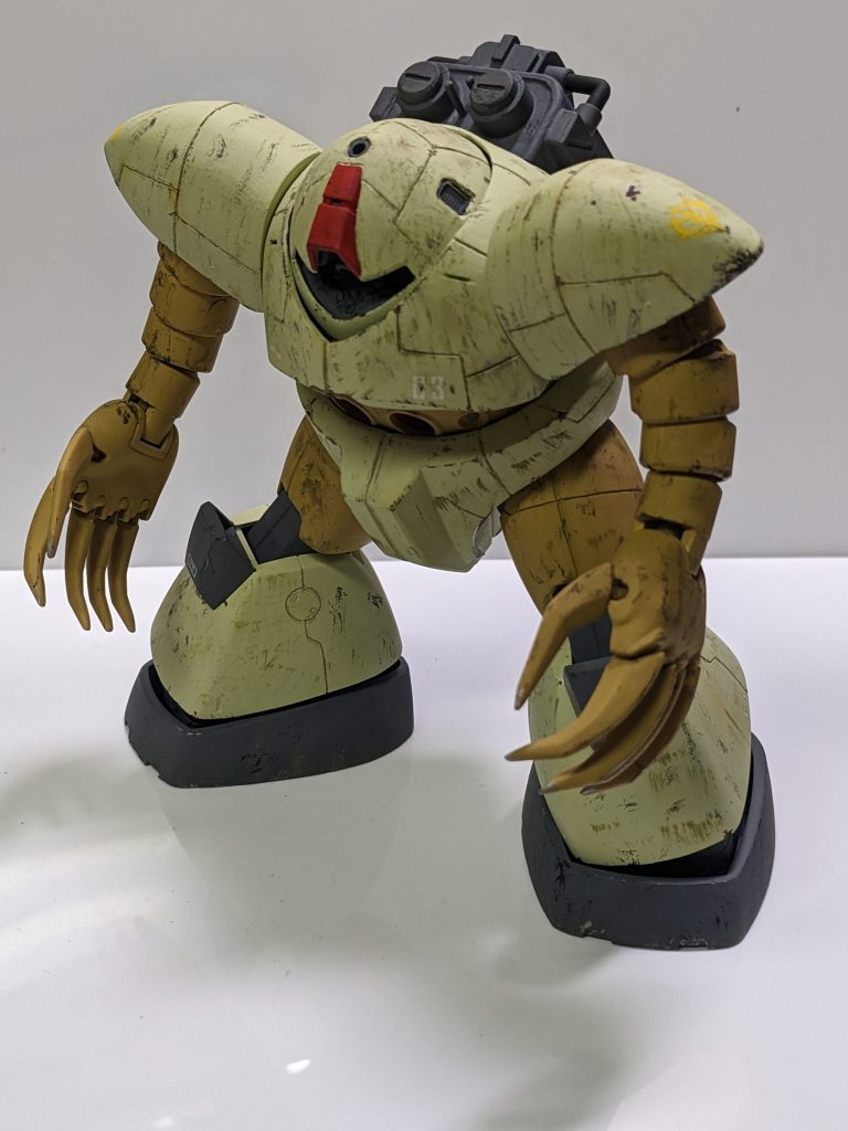 胴体をくり抜いて頭部が少し沈む様に工夫しています。