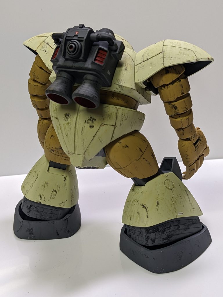 バックパックをMSGでディテールアップ、肩部をプラ板で1mm延長、足首のジョイントもプラ板で1mm高くしています。