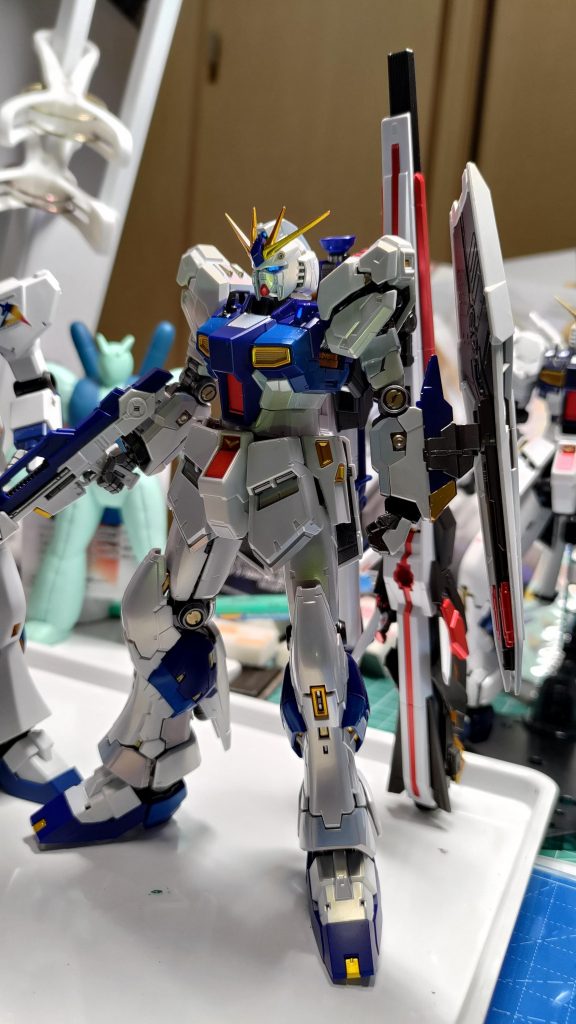 デカール前　ブラックライトで立像の演出同様にブルーでカメラアイ発光します