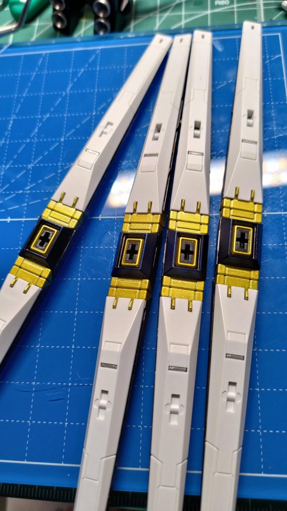 スミ入れ前のファンネル　×６あるので大変ですが水性ホビーカラーのマジックリン割で適当に塗ったのちにマジックリンを染み込ませ固く絞った綿棒で拭き取るとサクッと塗装を傷めることなくスミ入れできます