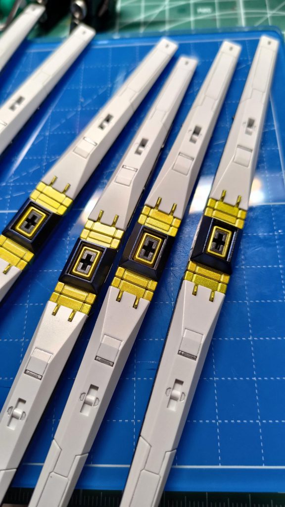 拭き取り後　このくらい手軽じゃないとフィン・ファンネル×６のスミ入れなんてやってられないタイプの人です