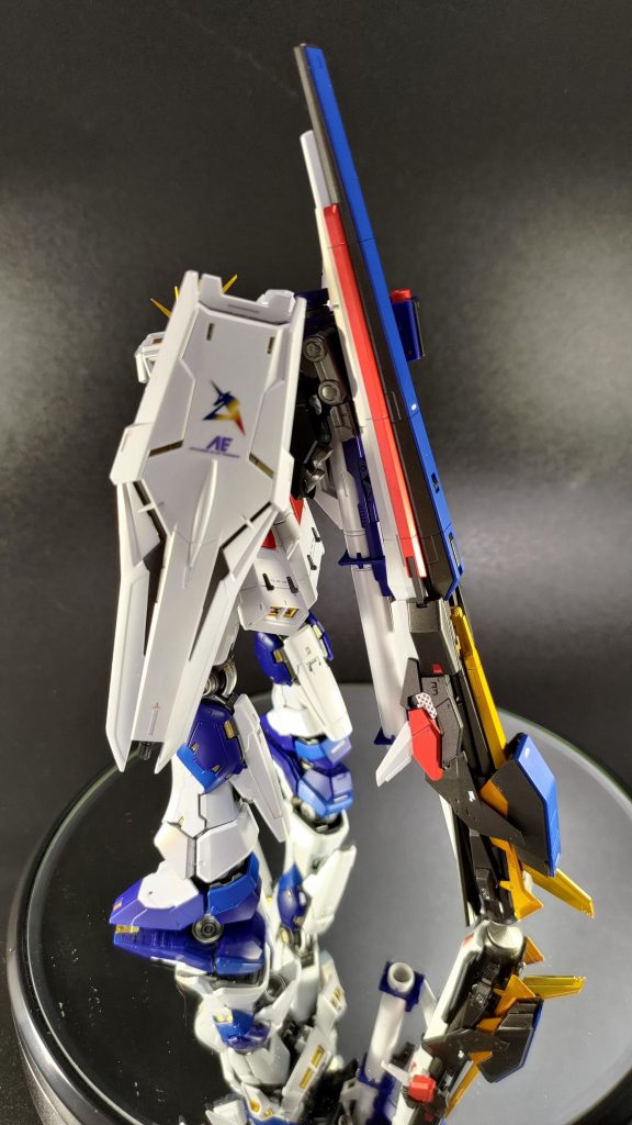 フル装備その２　サイドから　デカールは過去作Hi−νの残りやユニコーンガンダムなどからまだ安定感あります