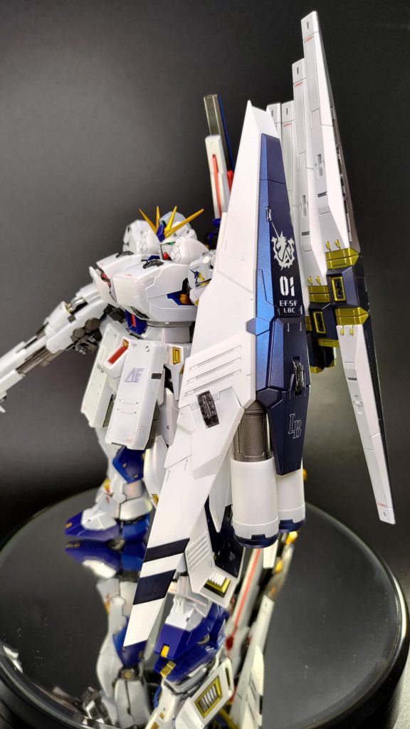 HWS装備の本来黒部分は福岡νガンダムらしく青を入れてみました　全体的にホワイトはパールホワイトを使っているのでスミ入れはクドくならないよう水性ホビーカラーのシルバーをマジックリン割して流しています