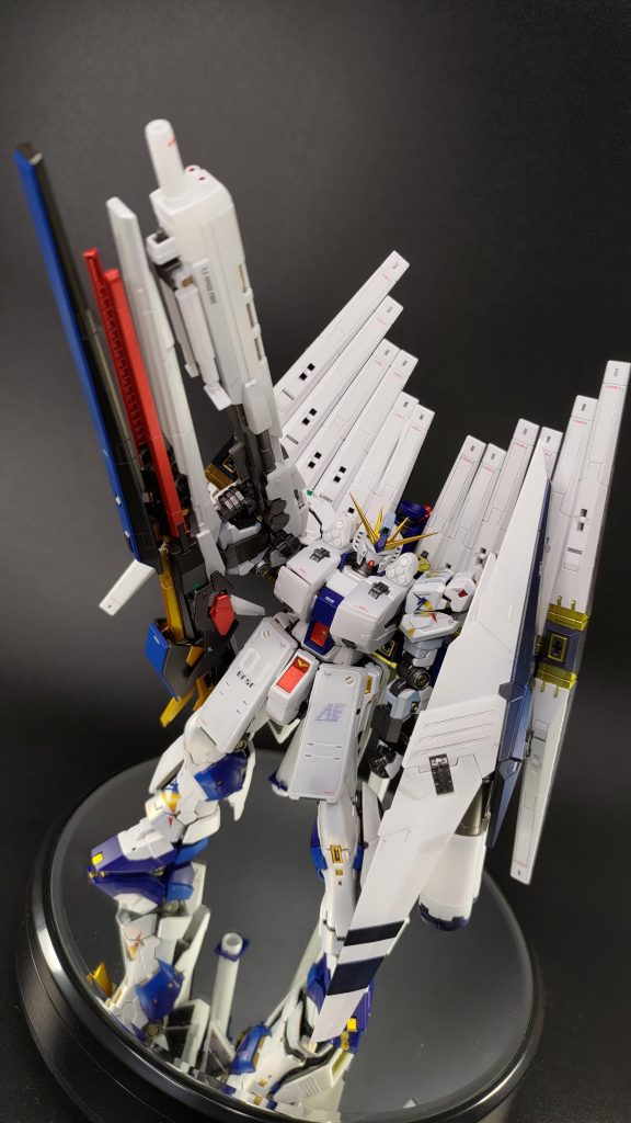 そして過去作のRGνガンダムからフィン・ファンネルを拝借し超重装備なRX−93ffHWS／DFF完成！過去作からそのまま流用しているので配色やデカールはバラバラ　投稿後元に戻します