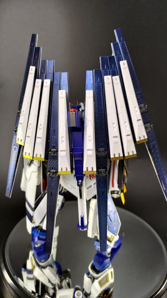 【おまけ】色がまるで違うフィン・ファンネル　シールド重量もあって傾いています