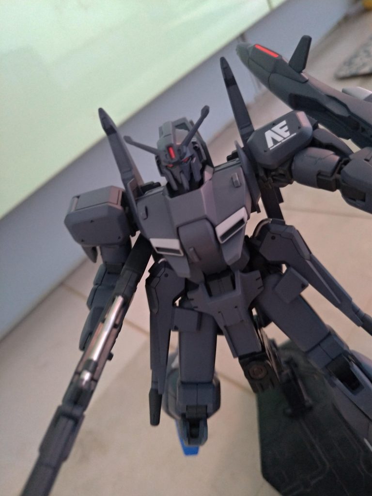 赤い箇所は付属のシールに薄くUVレジンを塗ってみました。シールは時間が経過すると剥がれちゃうのが悩みどころ。AEのデカールは大きすぎますね（汗）