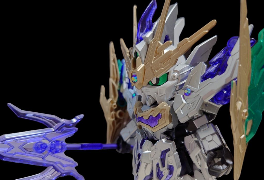 胸の内部はメタリックパープルで塗装しました。また、額と肩にジュエルシールを貼り、神々しいイメージにしてみました。