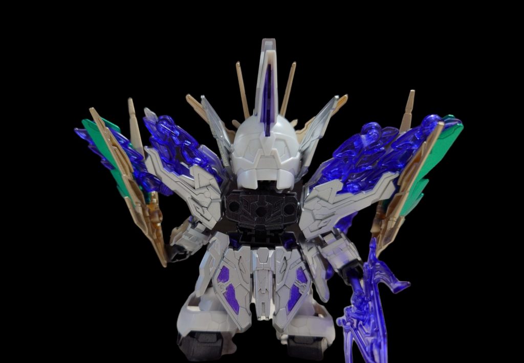 バックショット。腰アーマーの一部分をメタリックパープルで塗装しました。