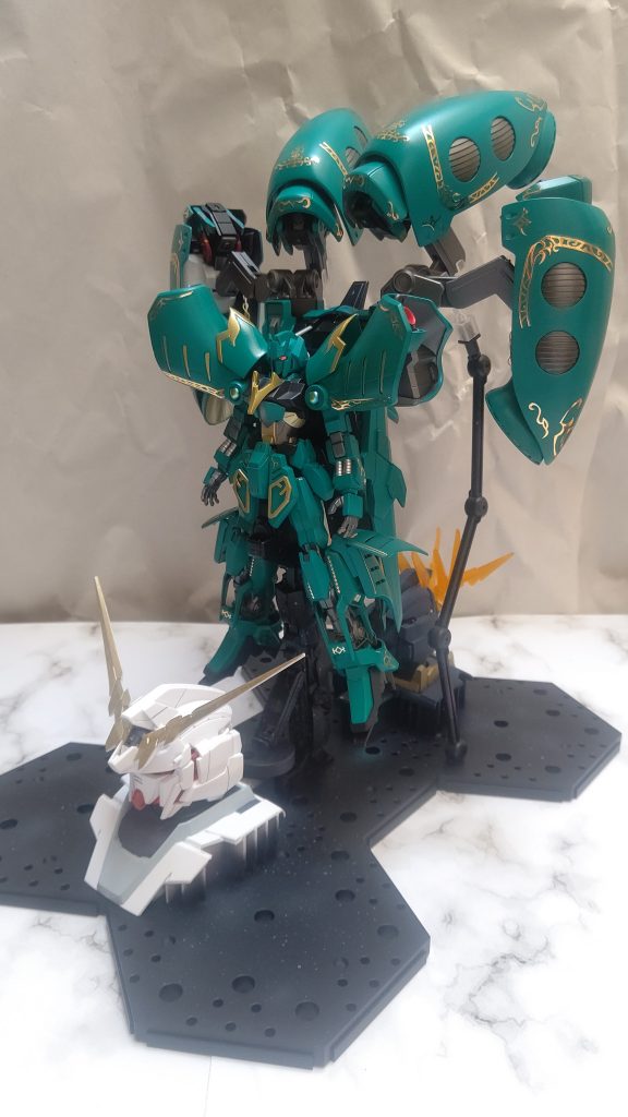 　道を切り開くユニコーンと追撃を断ち切るバンシィをイメージした台座にて。。