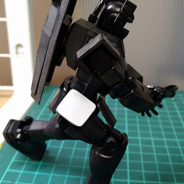 今週の製作状況肩とフロントアーマーの加工がとりあえず終わったので仮組みフロントアーマーはまぁ予想通りの動きはしてくれたようなので他パーツとの干渉具合を調整サイドに隙間が出来たのでサイドアーマーを大型化、スジボリかディティールを考えなきゃです。苦労して押し込んだ肩の駆動軸は前後２ミリほど動くだけとなりました。やはりジャストサイズのスイング軸を入れるべきだったか･･･次回ジム入手できた時にはリベンジしようかと思います。前回エコプラの感触を書きましたがやはりエコプラは通常のプラにくらべて柔らかいようです。柔らかい分、ヤスリの目詰まりが激しく感じます。柔らかいというより脆い感じでしょうかそれと瞬着硬化スプレー（私はアルテコをつかってます）の表面の状態が普段より気になりました。今後の使用は最低限にしないといけませんね。あとエコプラで改修作業をするとき目安の下書き線がまったく見えません。次からはランナーサフから作業を始めようと考えてます。（2枚目）