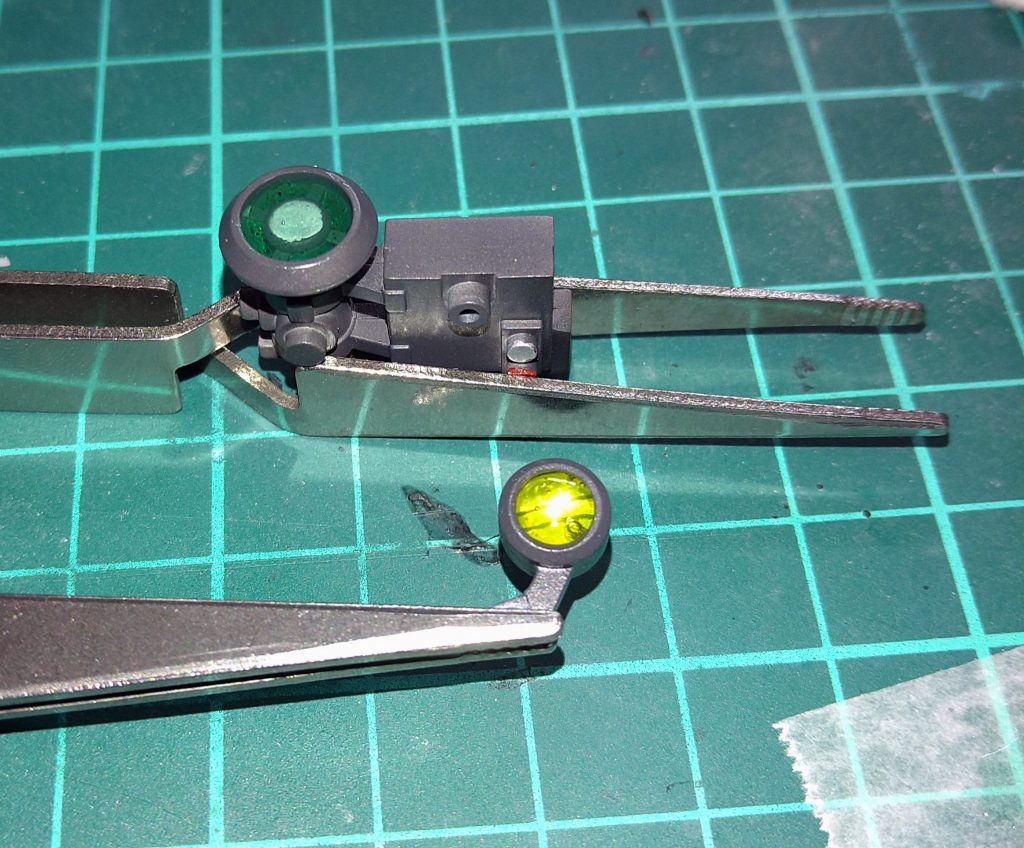 スコープ類は、レジンを使いました。写真を撮って気づきましたが黄色スコープに気泡が・・・大きな気泡をつぶして気を抜いてしまったようです。