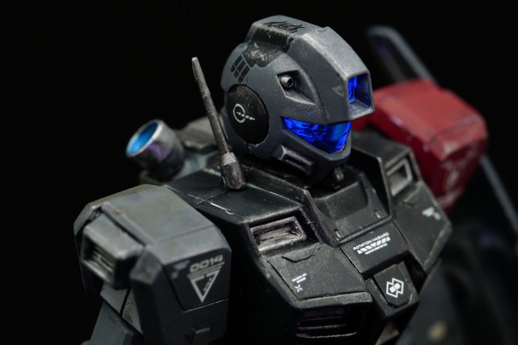 あとカメラも蛍光ブルー。頭に悪そうなデカールも入れています。ノーマルジムより強そうに見えますよね。