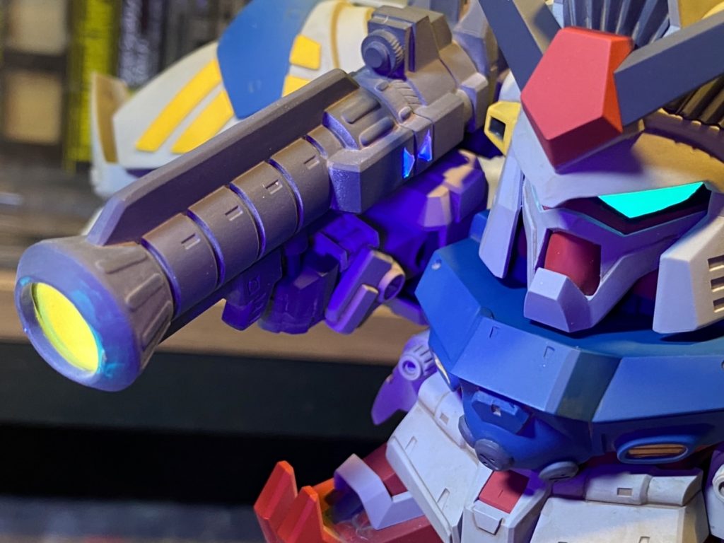 ピコーン!ブラックライトを当てると蛍光クリアーが青く光って接続完了!ついでに砲口も蛍光オレンジ/イエローで発射寸前に。