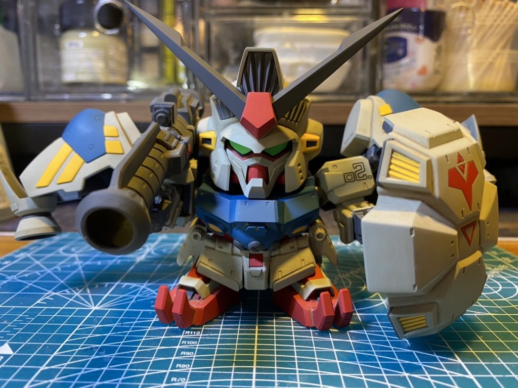 アトミックバズーカの接続時に光る△のやつ(何て言うの?)が、凸みたいな形で造形されていたので、削り落としプラ板で△に。