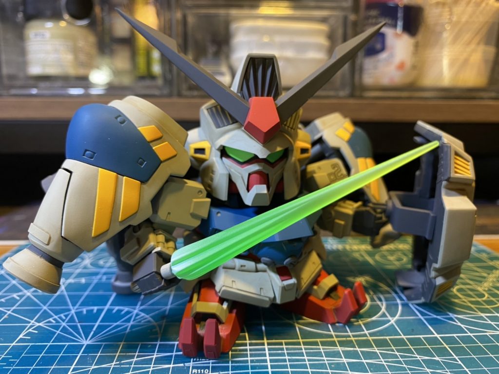 サーベルはビルダーズパーツの噴射エフェクトに交換。カメラアイは付属のシールをゲージに0.3ミリプラ板で別パーツ化。